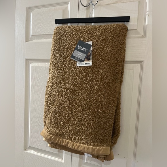 🐻 NWT Faux Fur Throw - Picture 3 of 4